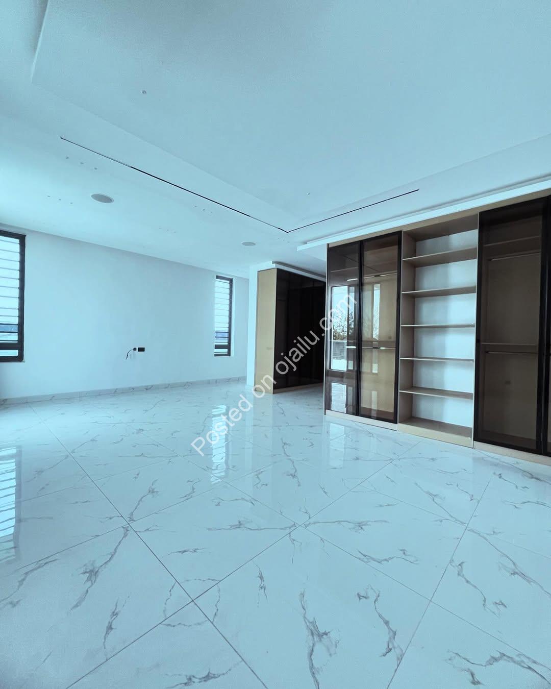 Lekki’s Ultimate Family Oasis: 5-Bed Poolside Haven