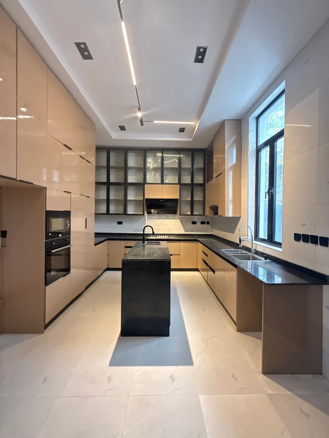 Lagos Luxury: 5-Bed Poolside Estate in Chevron