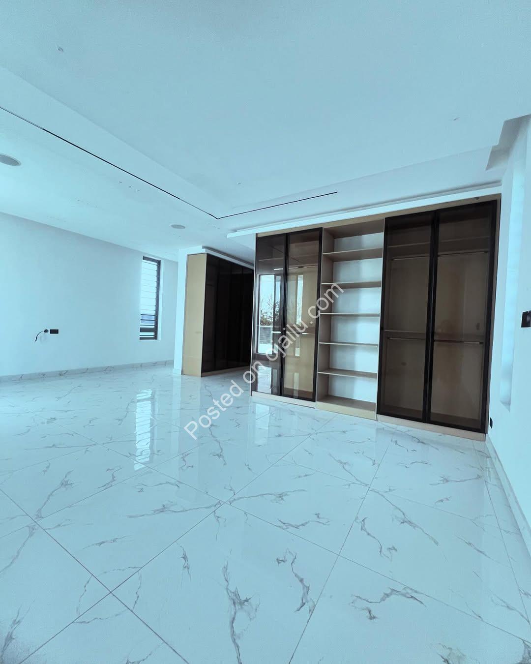 Lekki’s Ultimate Family Oasis: 5-Bed Poolside Haven