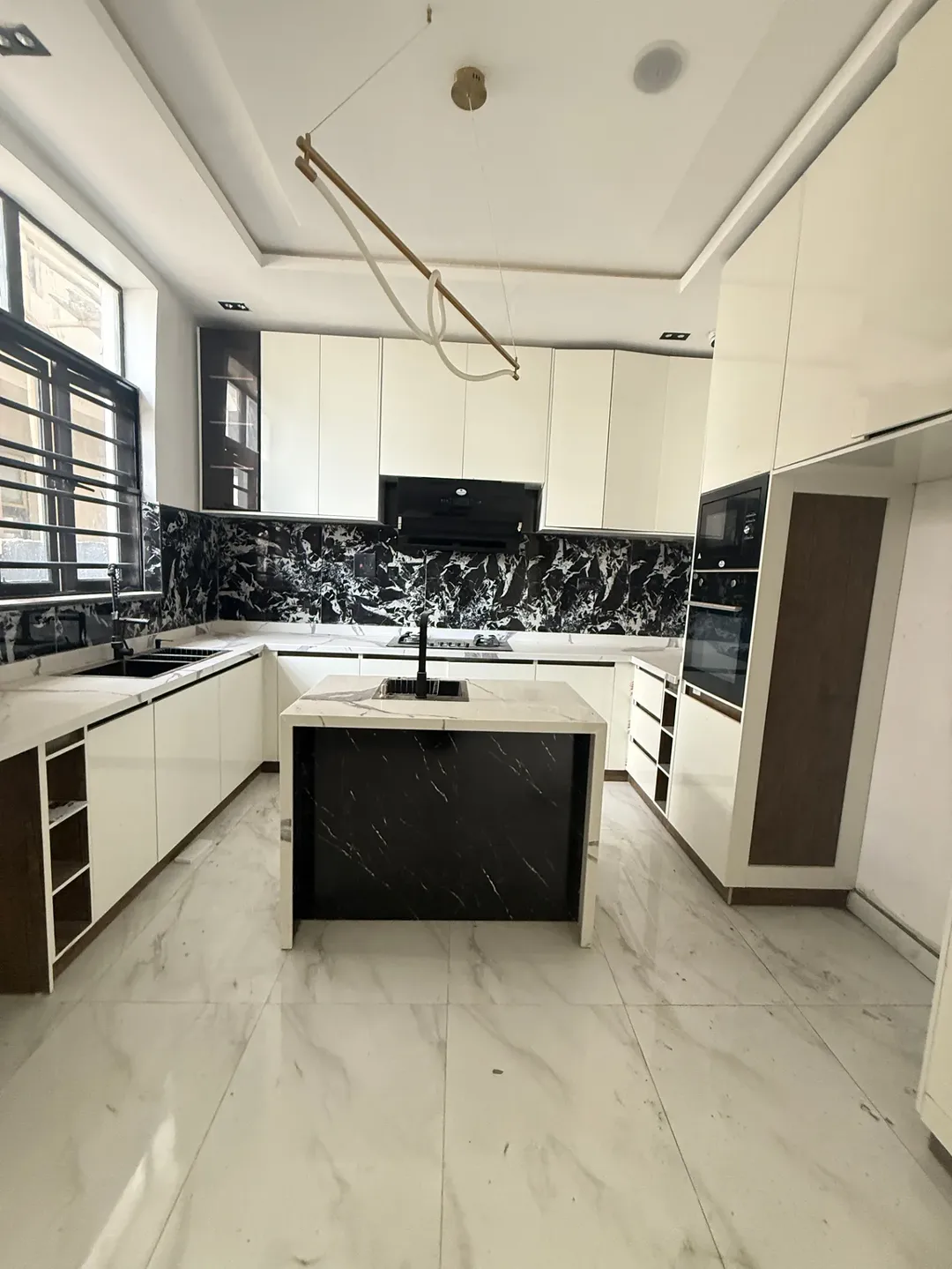 Chevron’s Finest: 4-Bed Haven with Rooftop Terrace