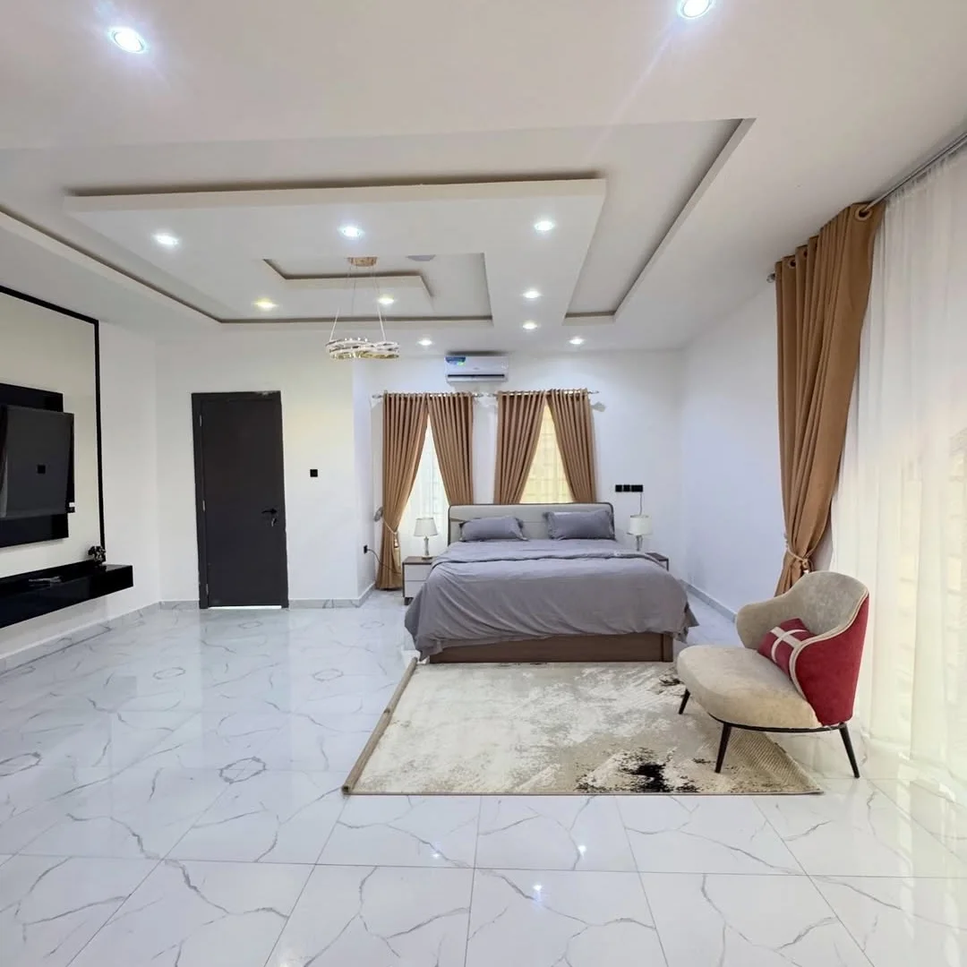 Luxury 5-Bed Duplex with Pool & Jacuzzi