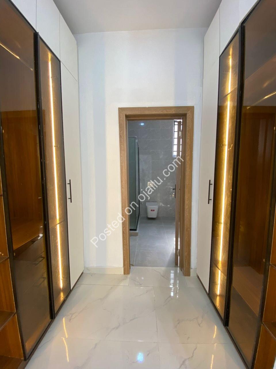 5-Bed Ensuite Haven: Modern Luxury in Ikota Gra