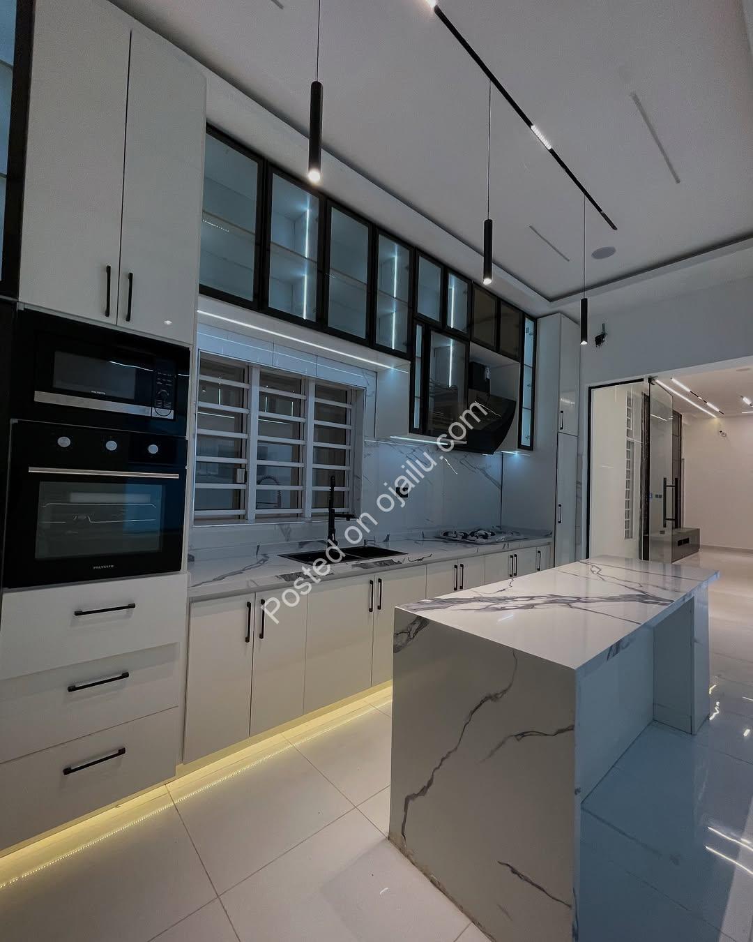 Elegant 5-Bed Oasis with Pool & Wine Bar in Lekki