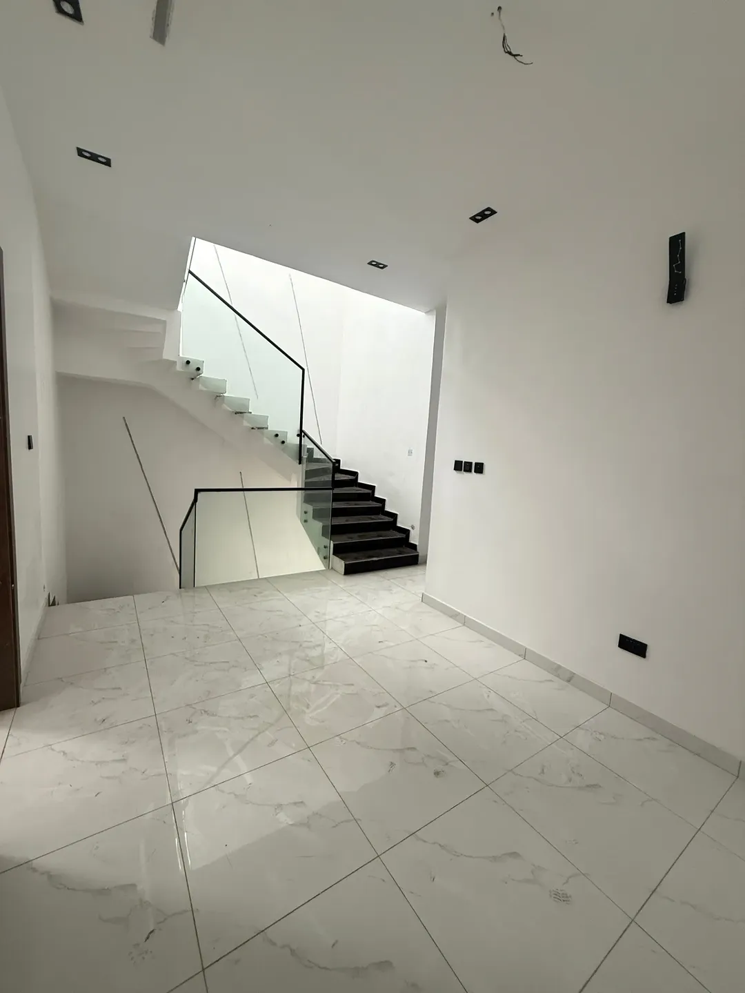 Chevron’s Finest: 4-Bed Haven with Rooftop Terrace