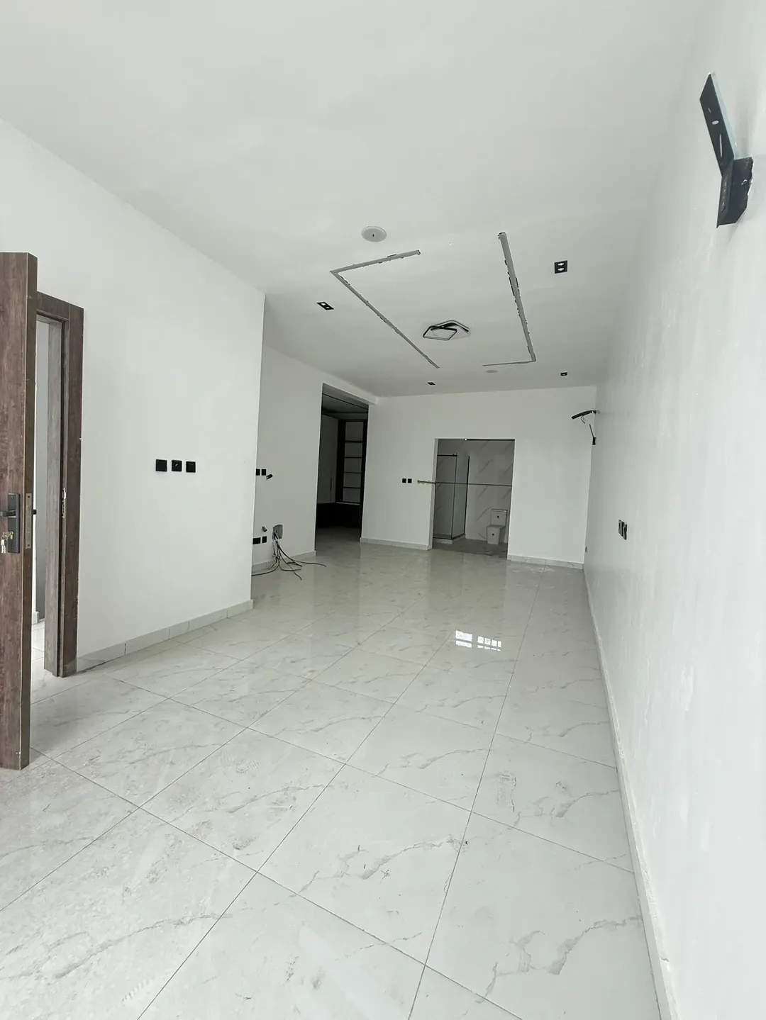 Chevron’s Finest: 4-Bed Haven with Rooftop Terrace