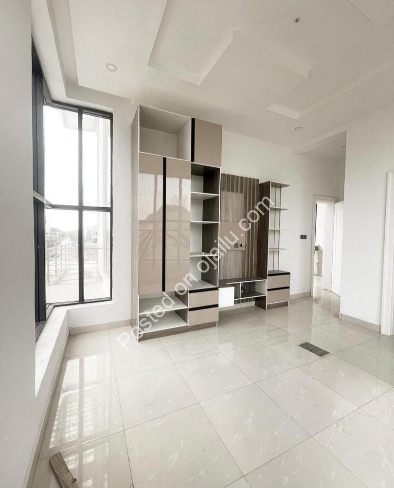 Stunning 5-Bed Duplex with Pool in Orchid