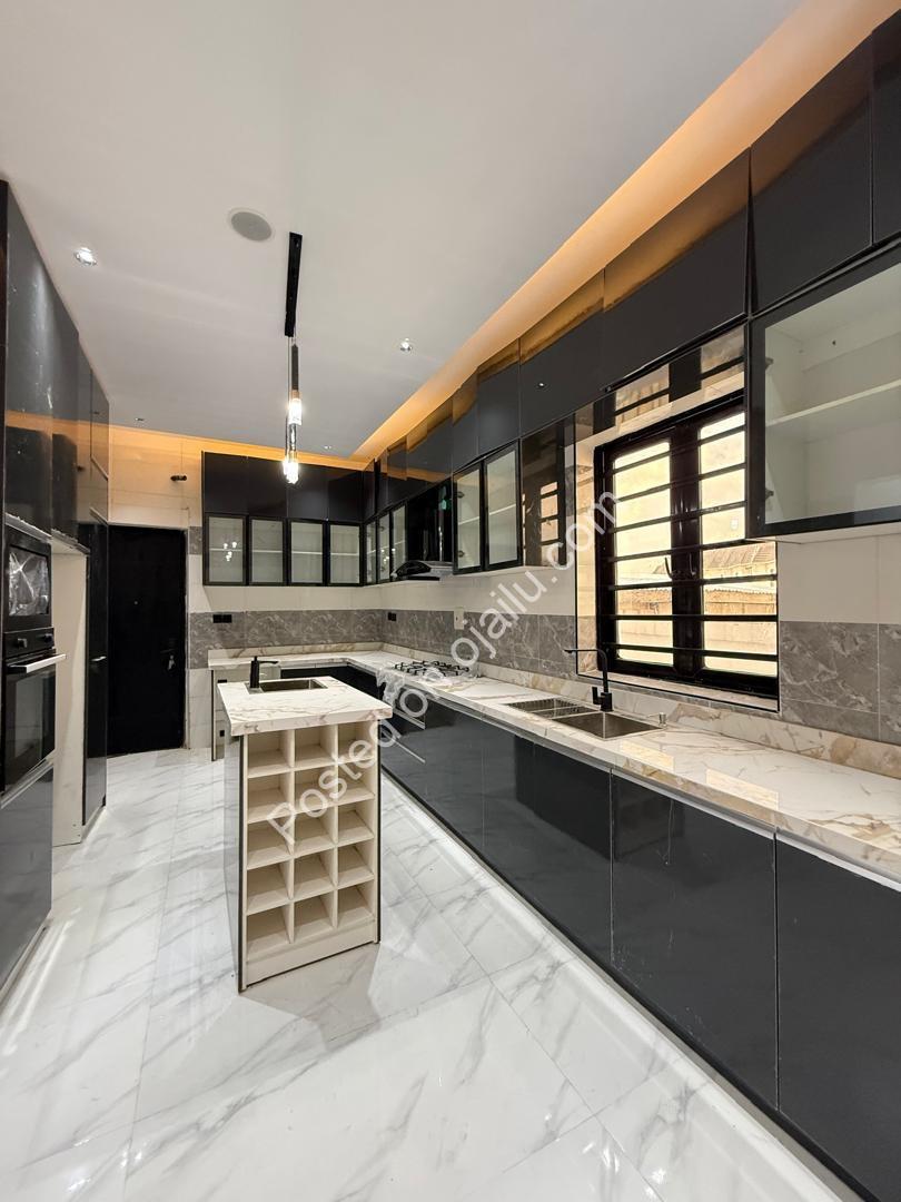 Lekki’s Elite 5-Bedroom Oasis with Pool