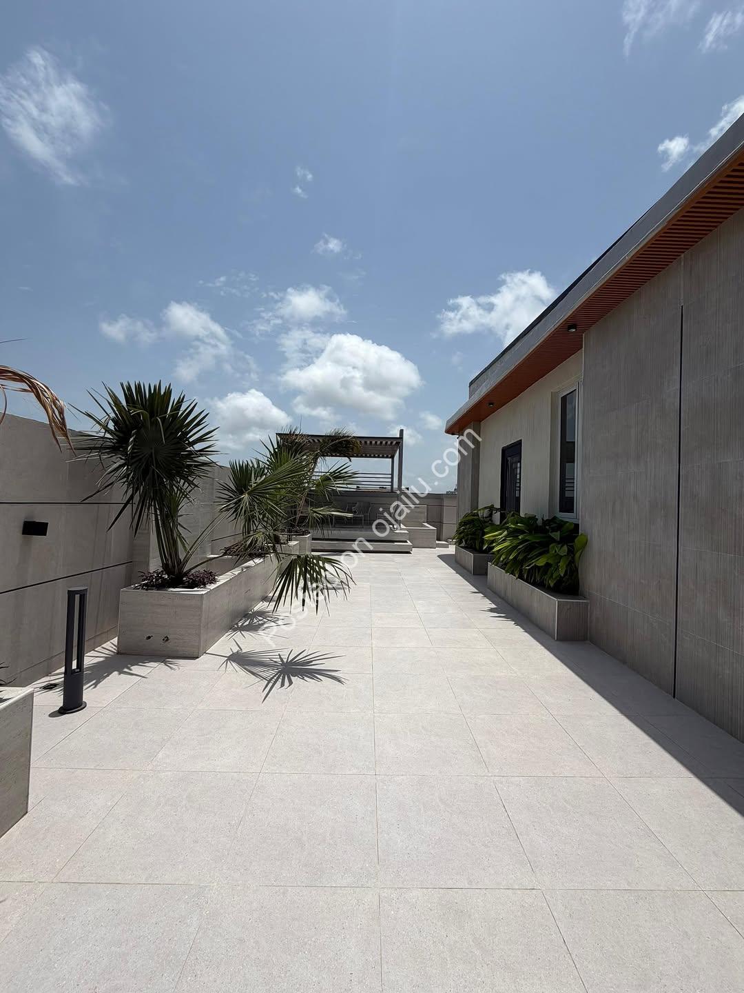 Lekki’s Elite Penthouse: Pool, Gym & Skyline Views