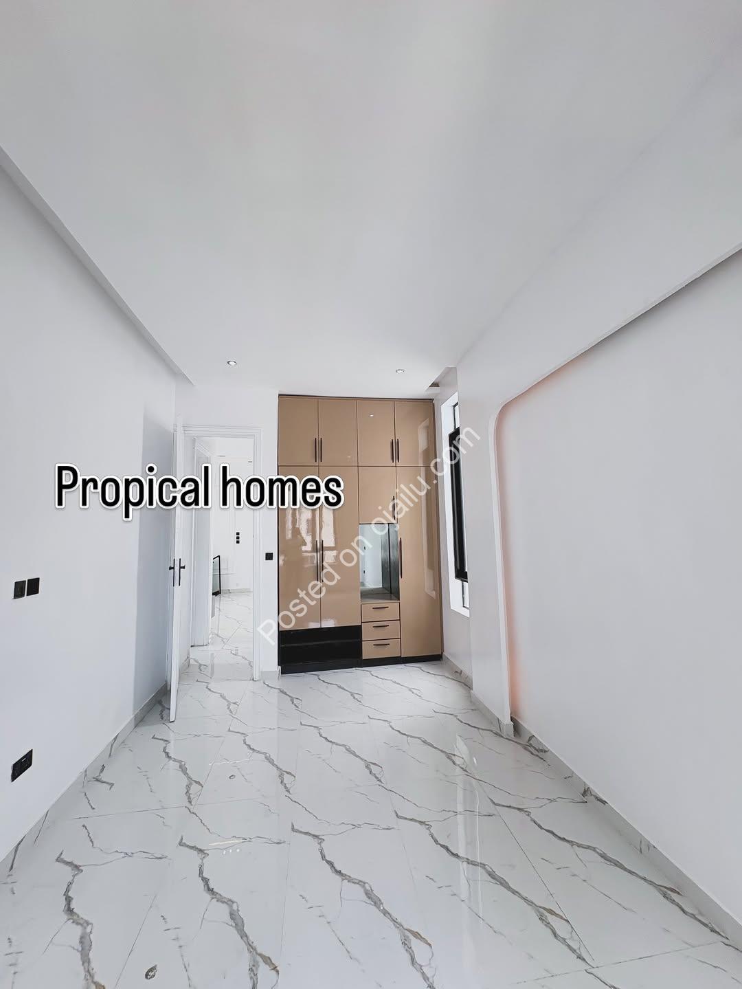 Dream Home Oasis: 4BR Duplex with Pool & BQ