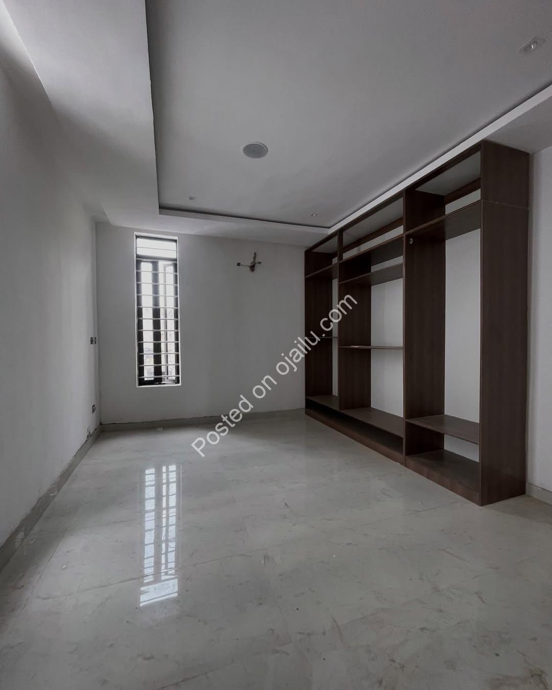 Opulent 5-Bed Duplex with Resort-Style Pool