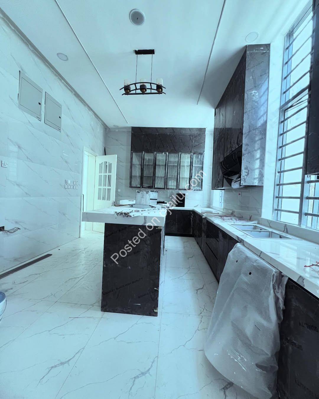 Lekki’s Ultimate Family Oasis: 5-Bed Poolside Haven