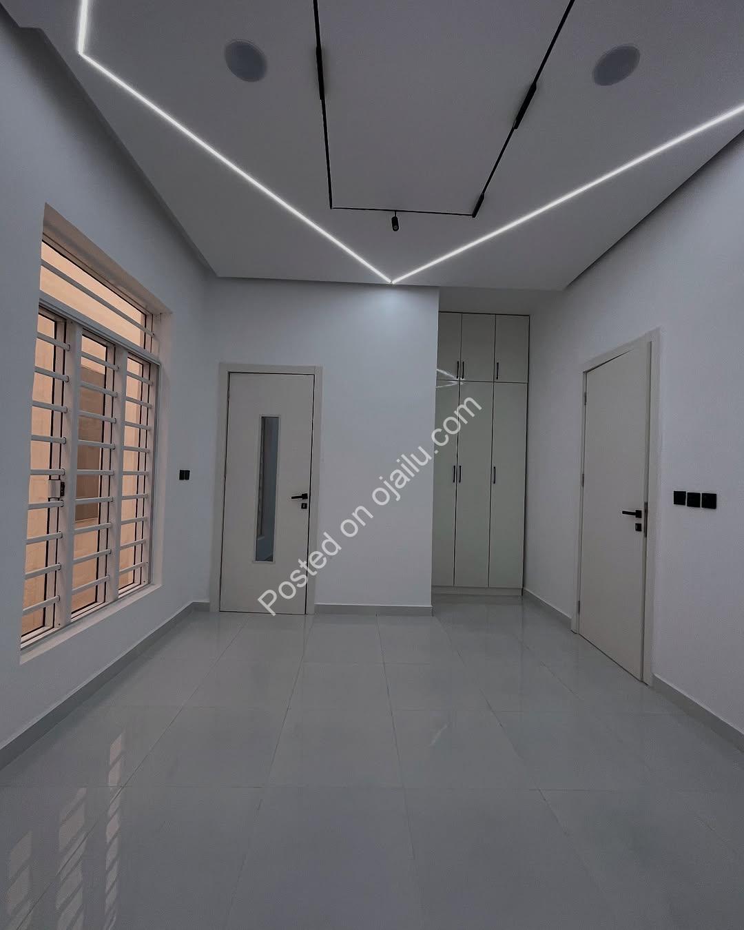 Elegant 5-Bed Oasis with Pool & Wine Bar in Lekki