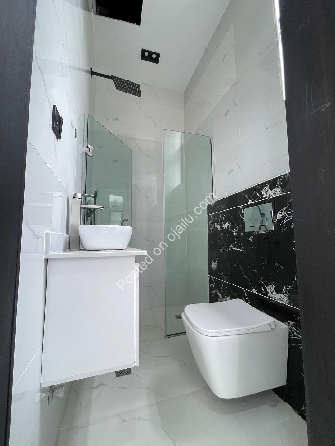 Stunning 5-Bedroom Duplex with Pool in Lekki