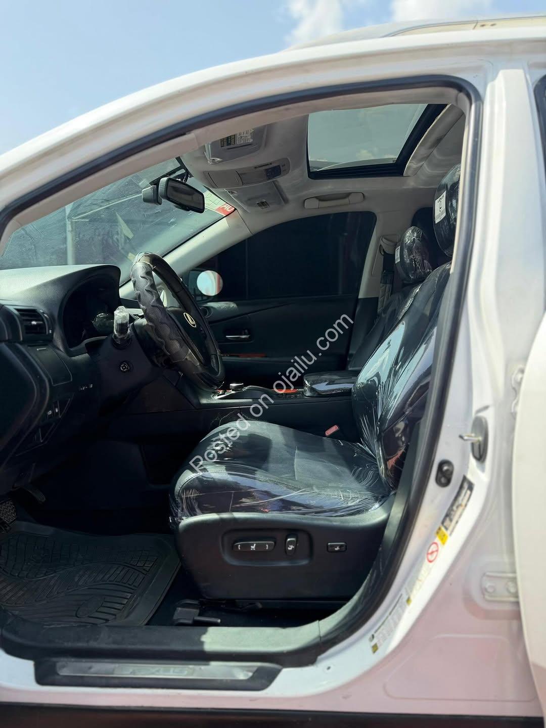 2018 Toyota Highlander: Luxury Tech & 6 Plugs Power