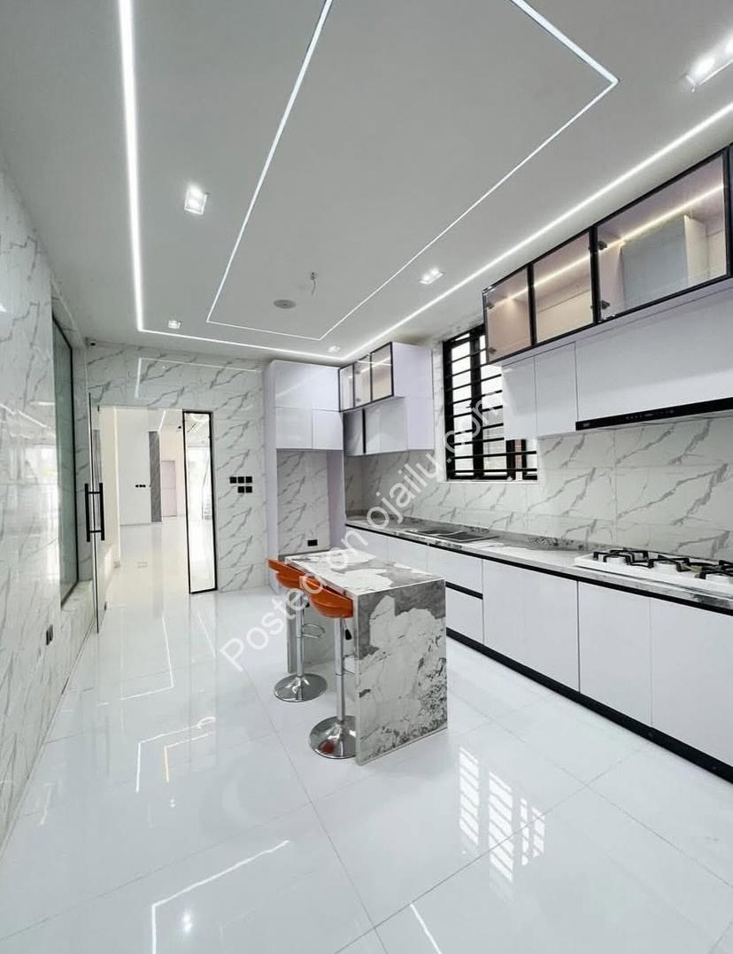 Lekki’s Ultimate 5-Bedroom Duplex with Pool