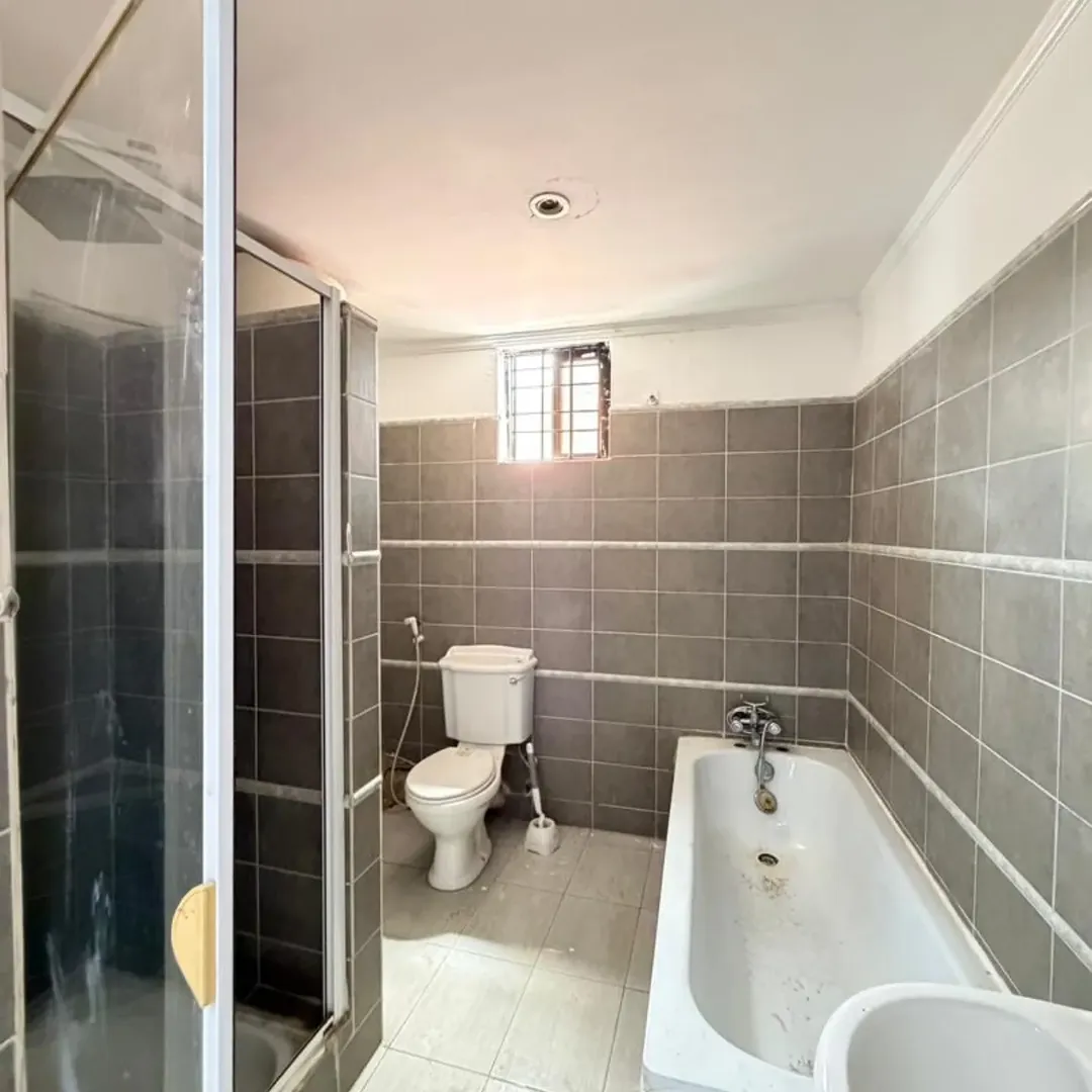 Elegant 4-Bedroom Haven with BQ in Lekki Phase 1