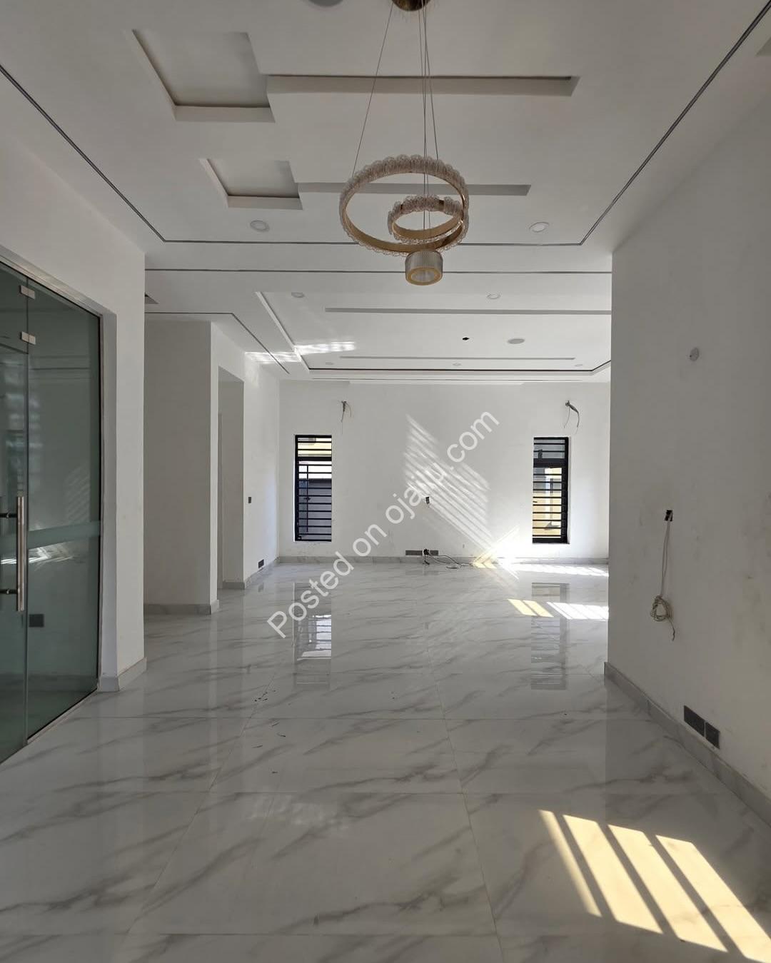 Modern 4-Bedroom Duplex in Prime Chevron