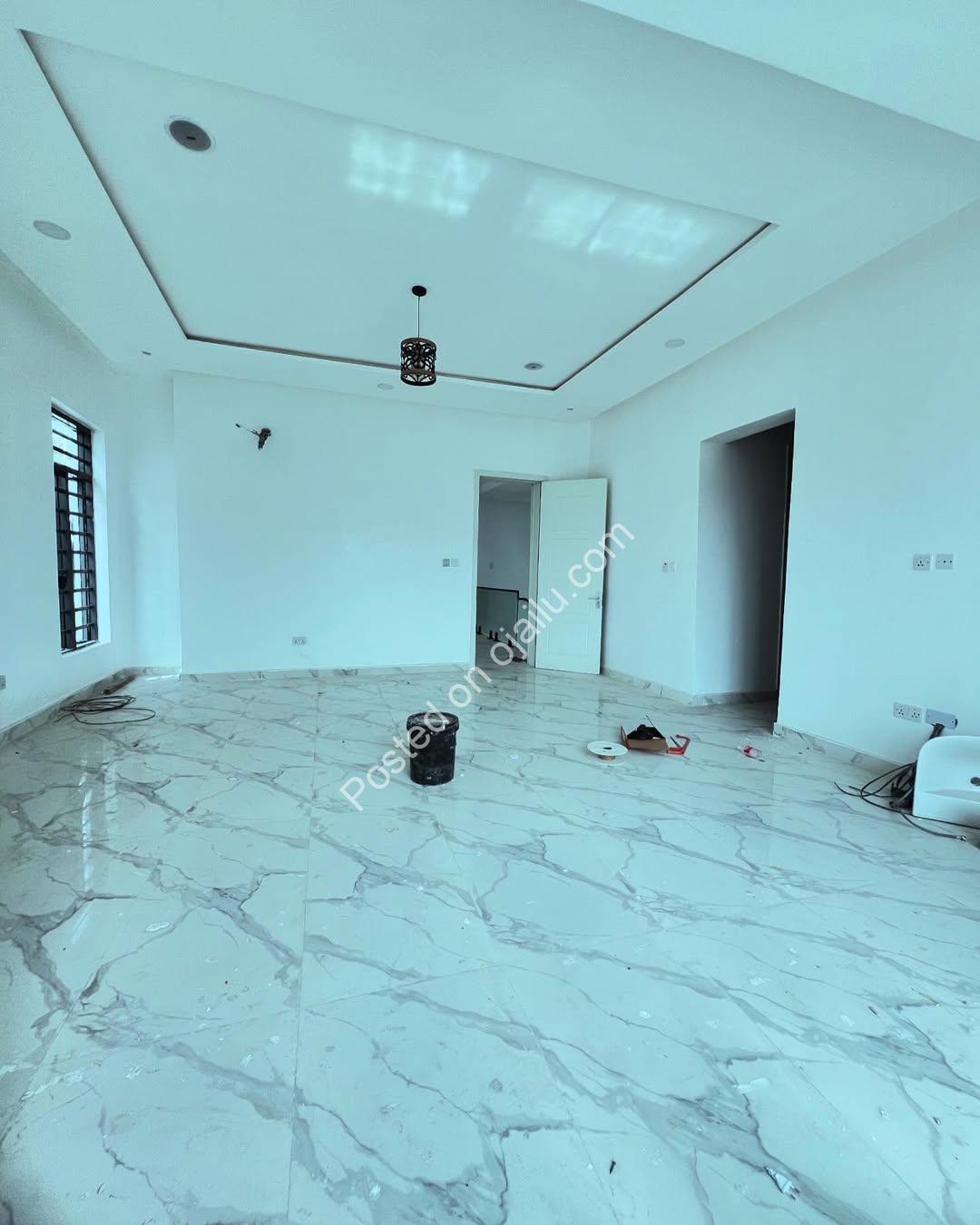 Lekki’s Ultimate Family Oasis: 5-Bed Poolside Haven