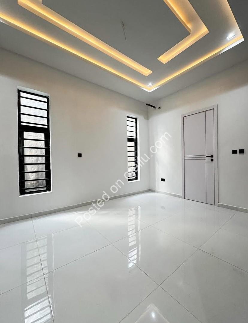Lekki’s Ultimate 5-Bedroom Duplex with Pool