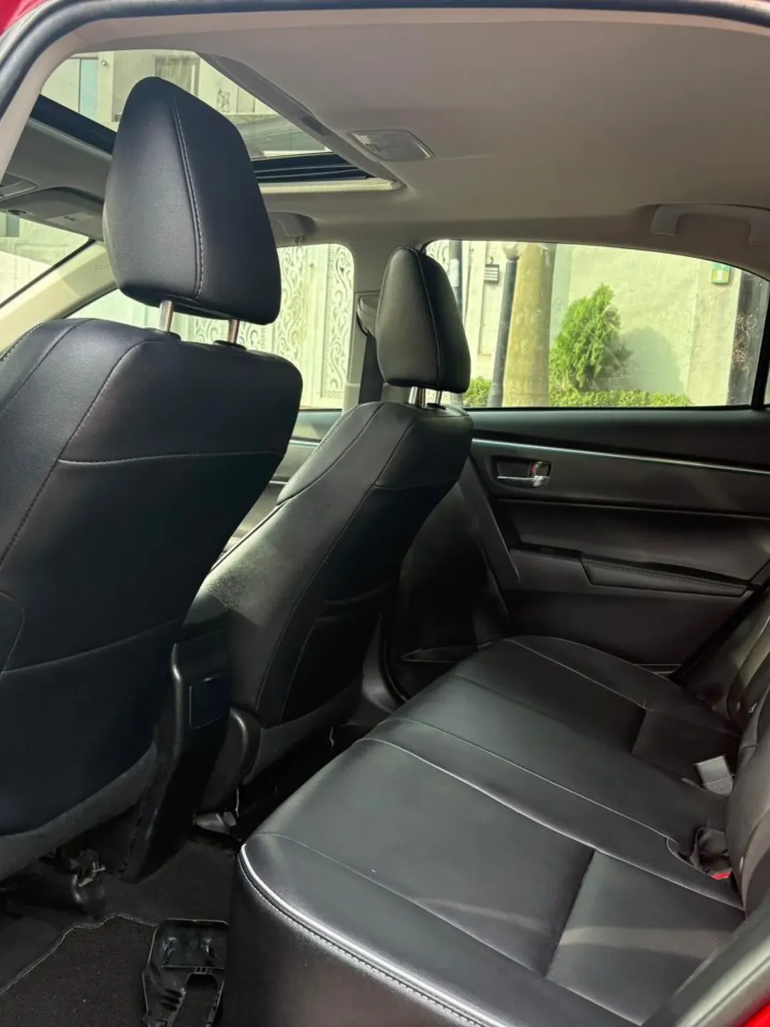 2015 Toyota Corolla SE: Loaded & Accident-Free – Drive Now!