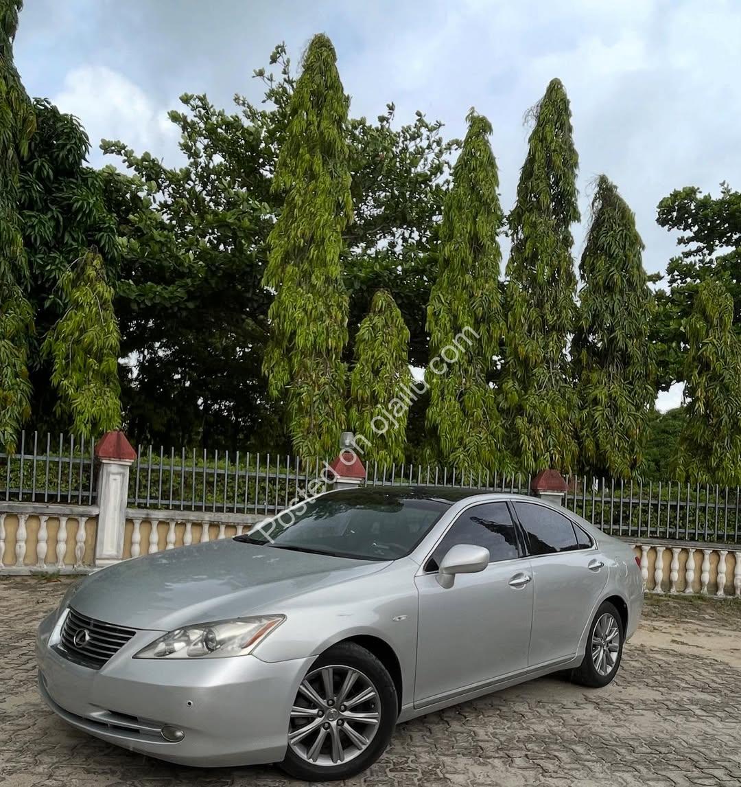 2009 Lexus ES350: Panoramic Roof, Keyless Luxury