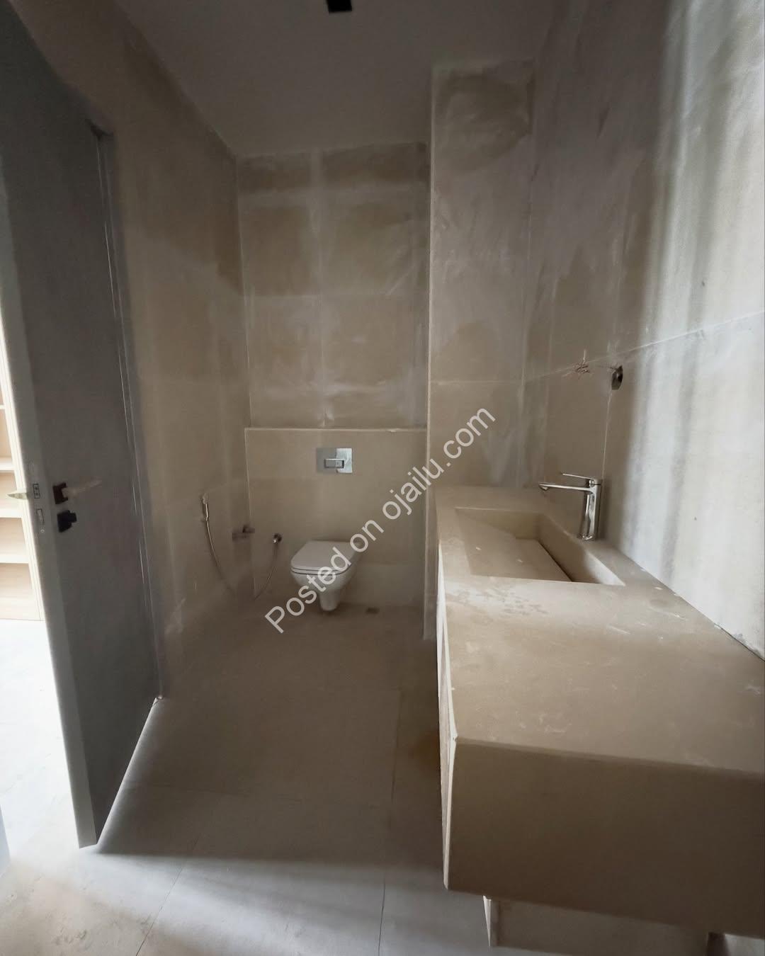 Lekki Waterfront Haven: Pool, Gym & Private Elevator