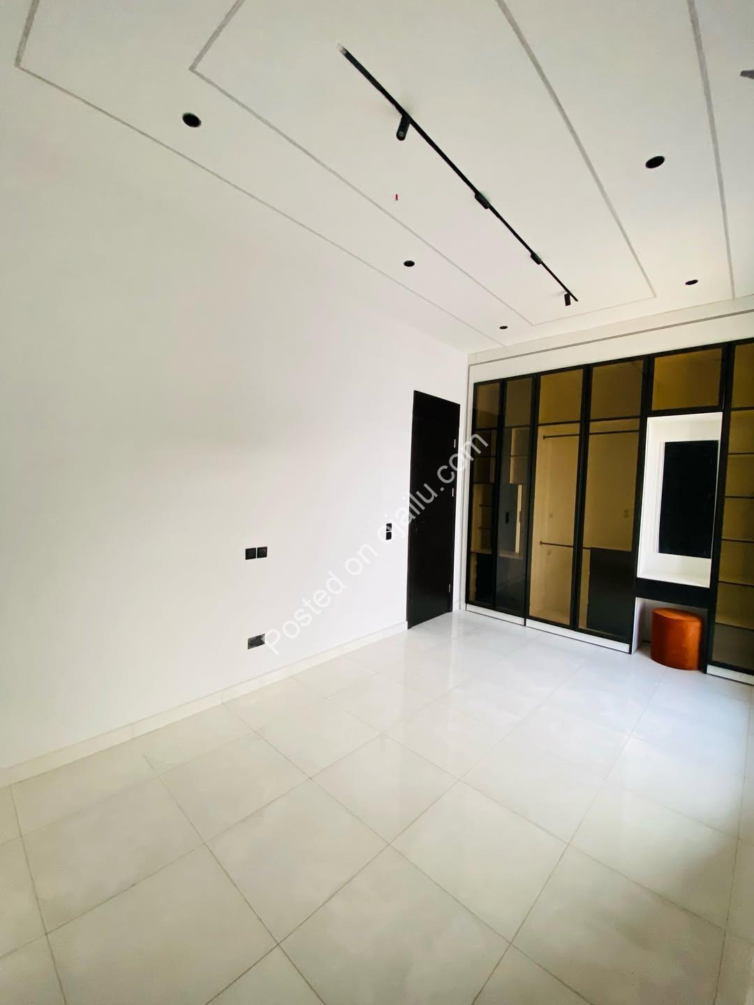 Exquisite 5-Bed Chevron Duplex | Prime Investment