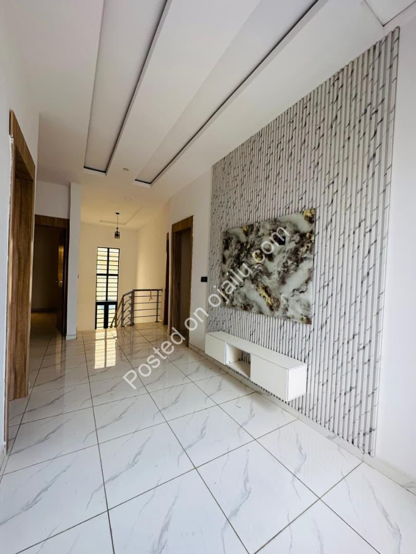 Elegant 5-Bedroom Haven with Pool & BQ in Ajah