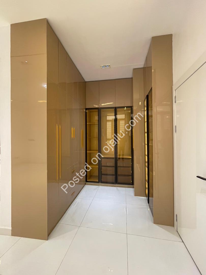 Elegant 5-Bedroom Duplex with Pool in Prime Lekki