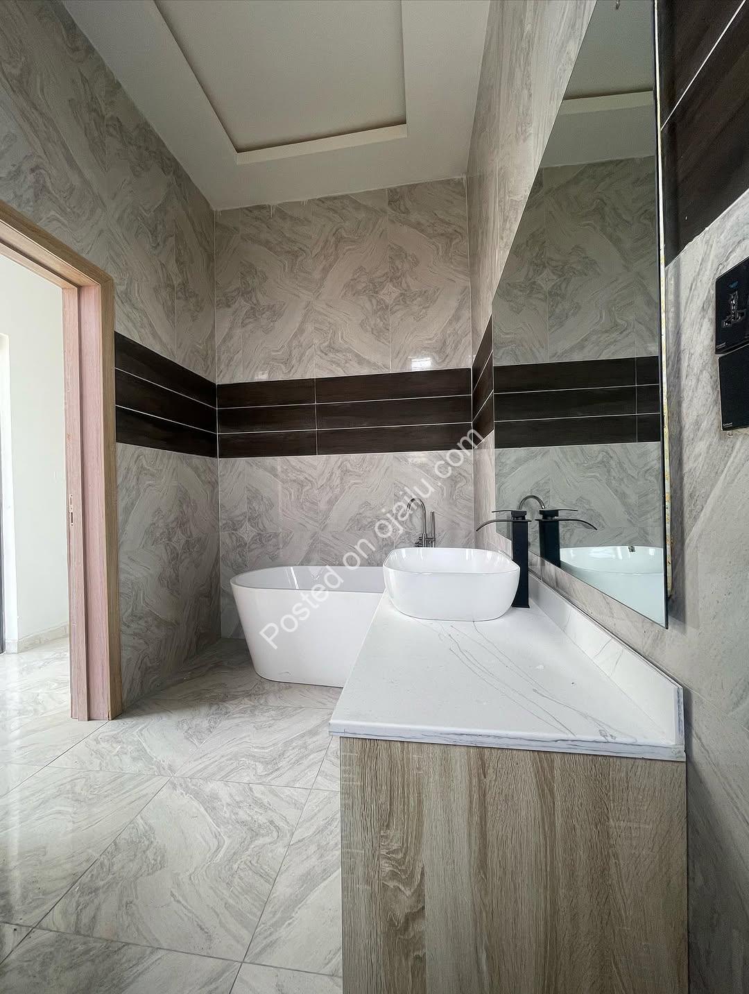 Chevron’s Crown Jewel: 4-Bed Ensuite Haven