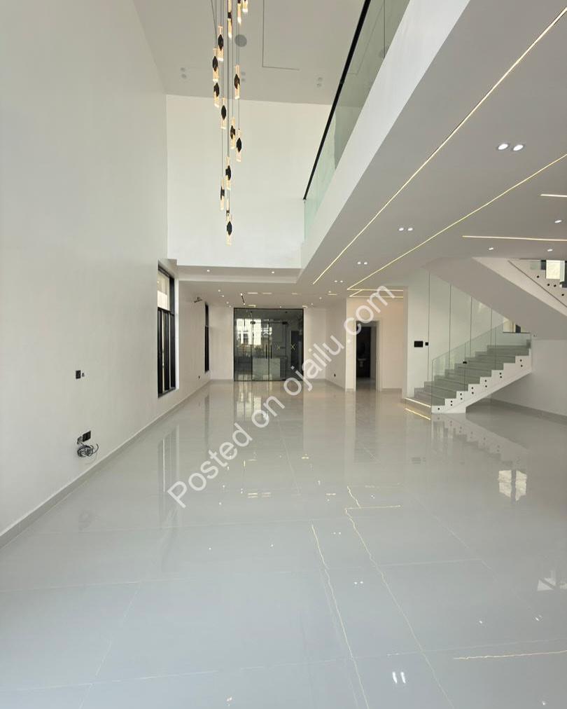 5-Bedroom Lekki Oasis: Pool, Cinema & Rooftop Paradise