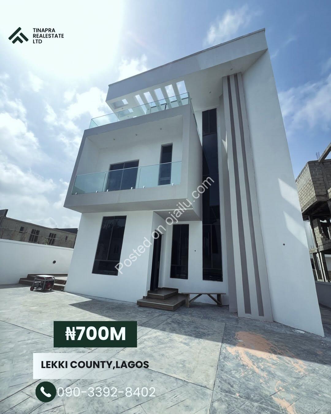 Lekki’s Ultimate Family Oasis: 5-Bed Poolside Haven