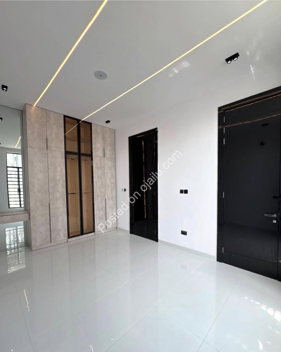 Exquisite 5-Bedroom Duplex with Pool in Ikota