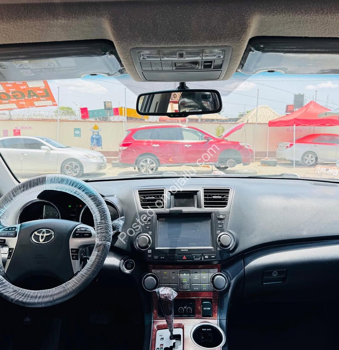 2012 Toyota Highlander: Pristine, Powerful & Accident-Free