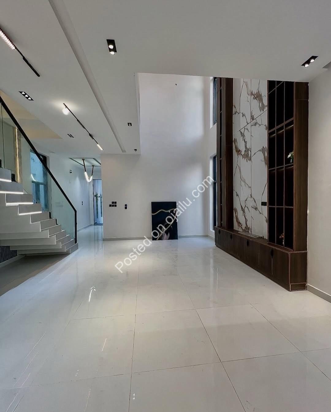 Exquisite 5-Bedroom Haven with Pool in Chevron