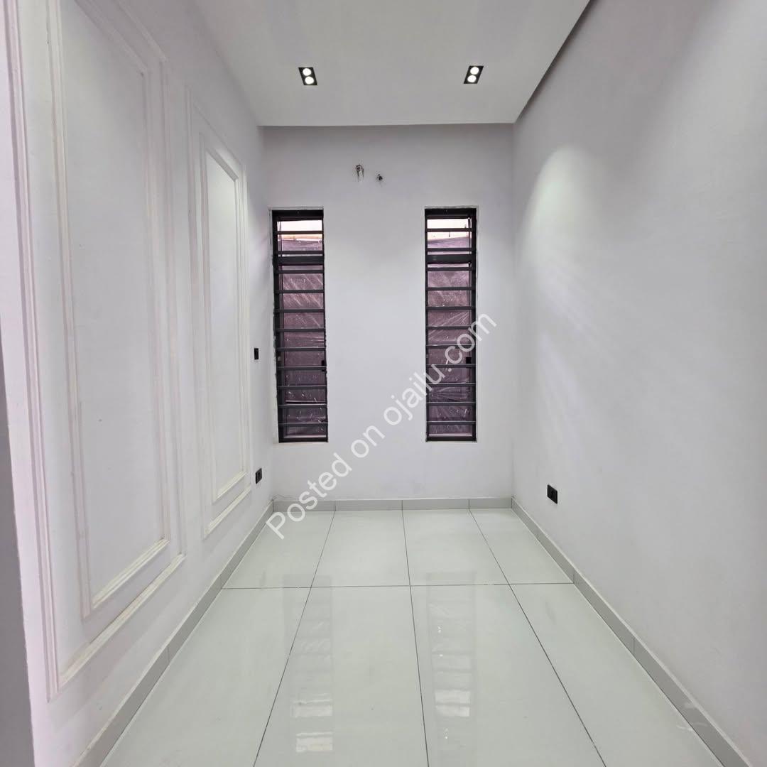 Smart 4-Bed Lekki Haven: Ensuite Luxury & BQ