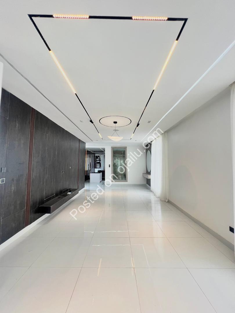 Lagos Luxury: 6-Bed Duplex with Cinema & Pool