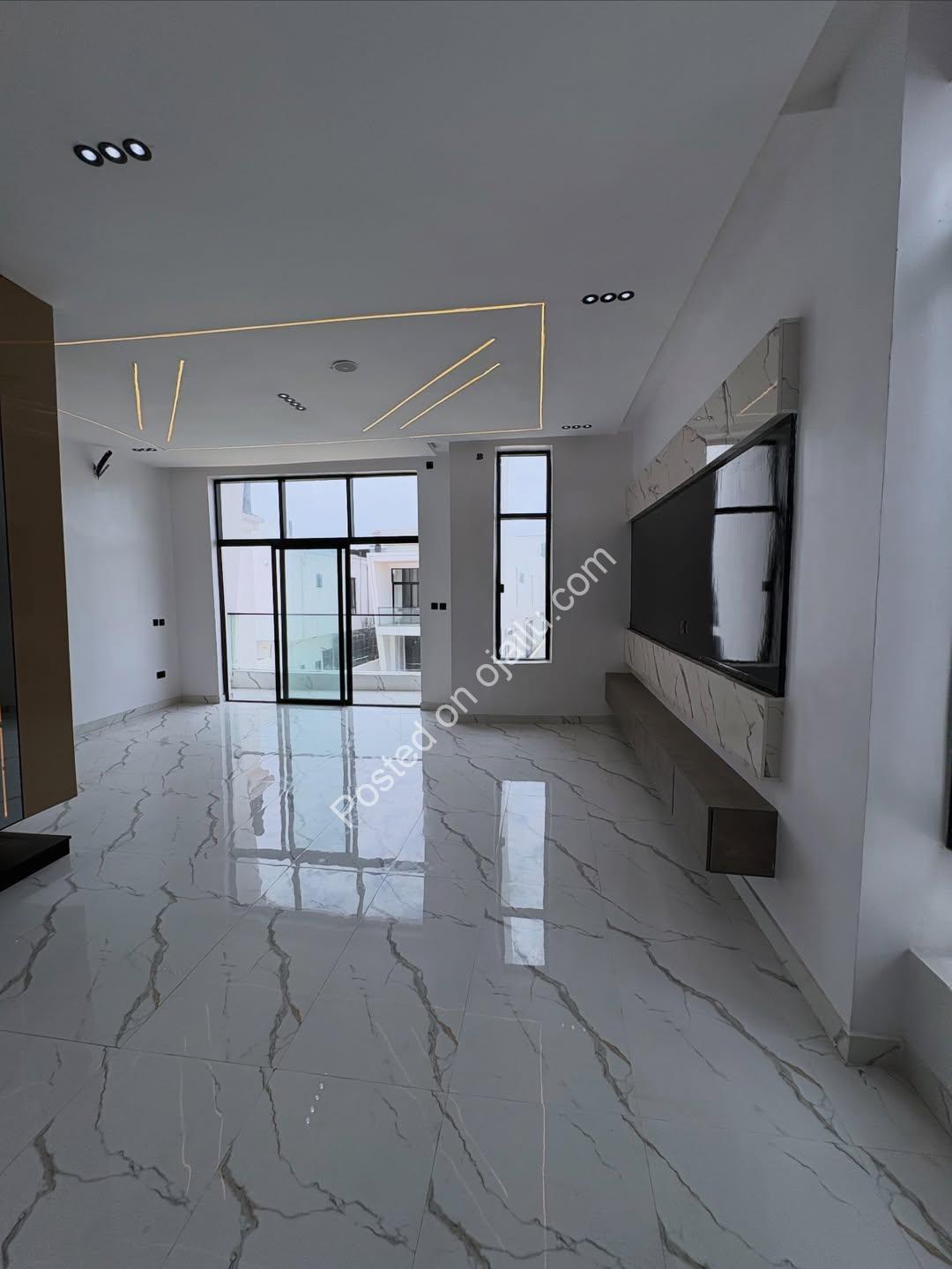 Dream Home Oasis: 4BR Duplex with Pool & BQ