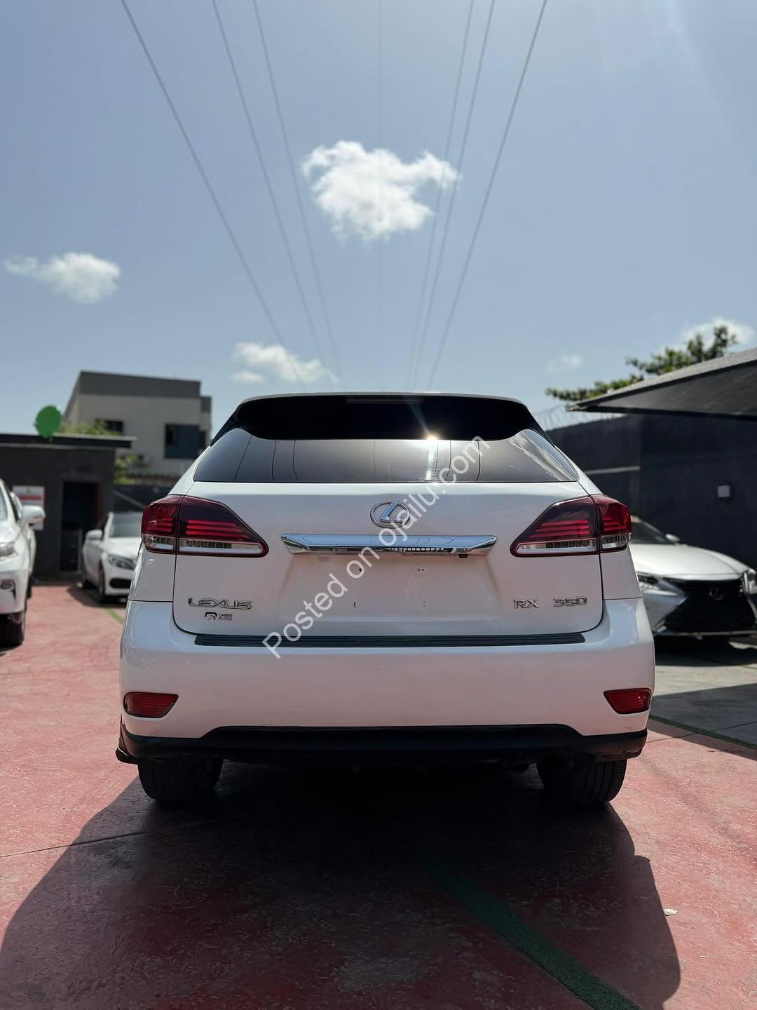 2018 Toyota Highlander: Luxury Tech & 6 Plugs Power