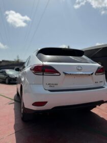 2018 Toyota Highlander: Luxury Tech & 6 Plugs Power