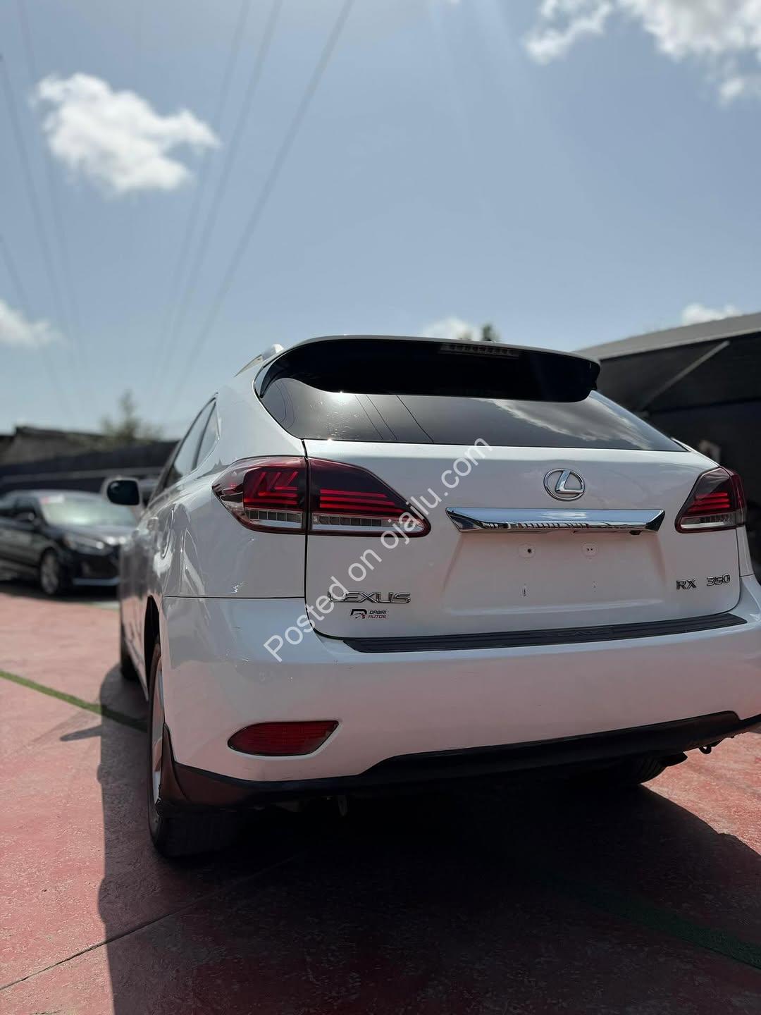 2018 Toyota Highlander: Luxury Tech & 6 Plugs Power