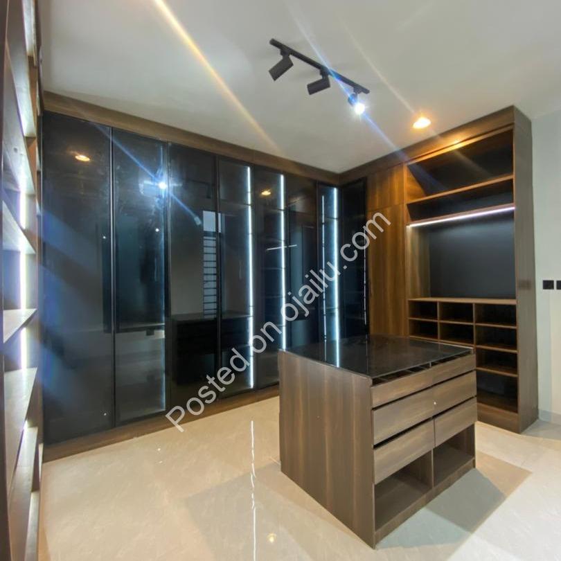 Orchid’s Finest: 5-Bed Poolside Estate