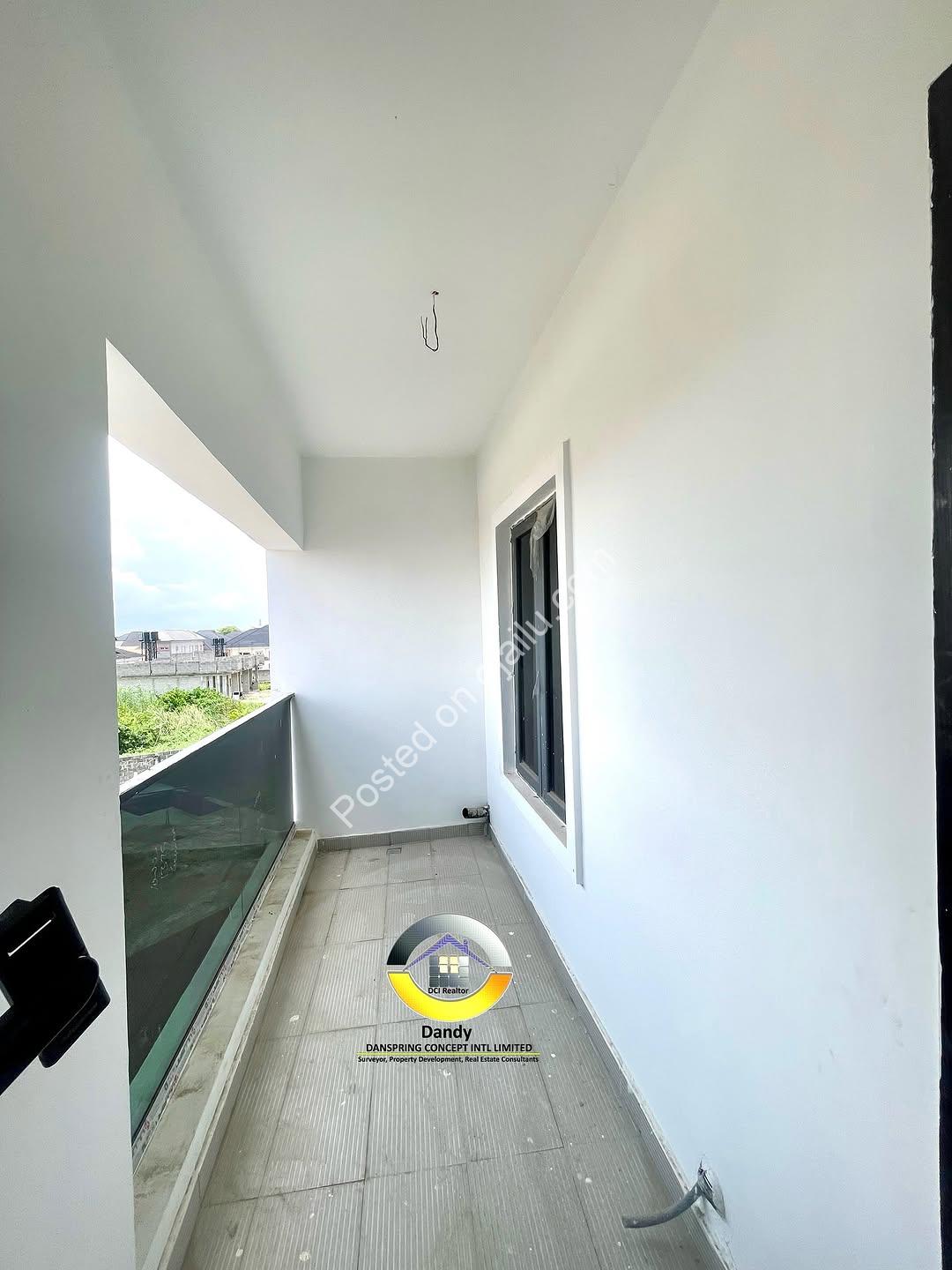 Luxury Ikota Maisonettes: Ensuite Living, Walk-In Closet & Balcony