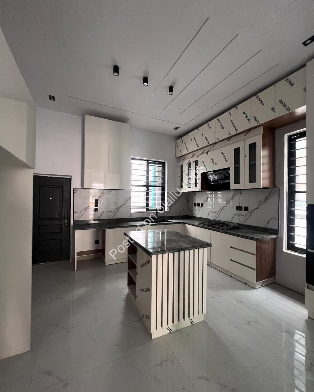 Spacious 5-Bedroom Duplex with Pool in Prime Ikota