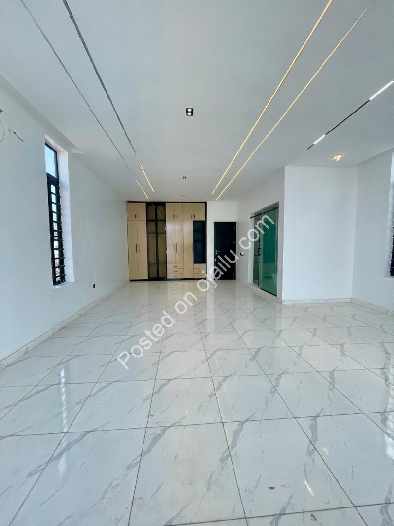 Sleek 5-Bed Haven with Resort-Style Pool in Ikota