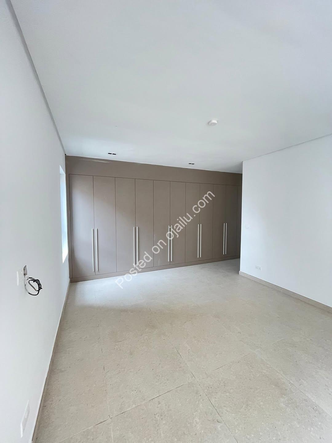 Waterfront Majesty: 5-Bed Ikoyi Palace with Pool & Gym