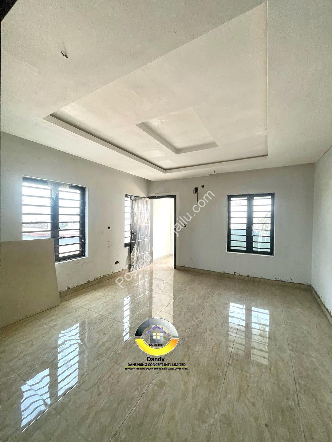 Luxury Ikota Maisonettes: Ensuite Living, Walk-In Closet & Balcony