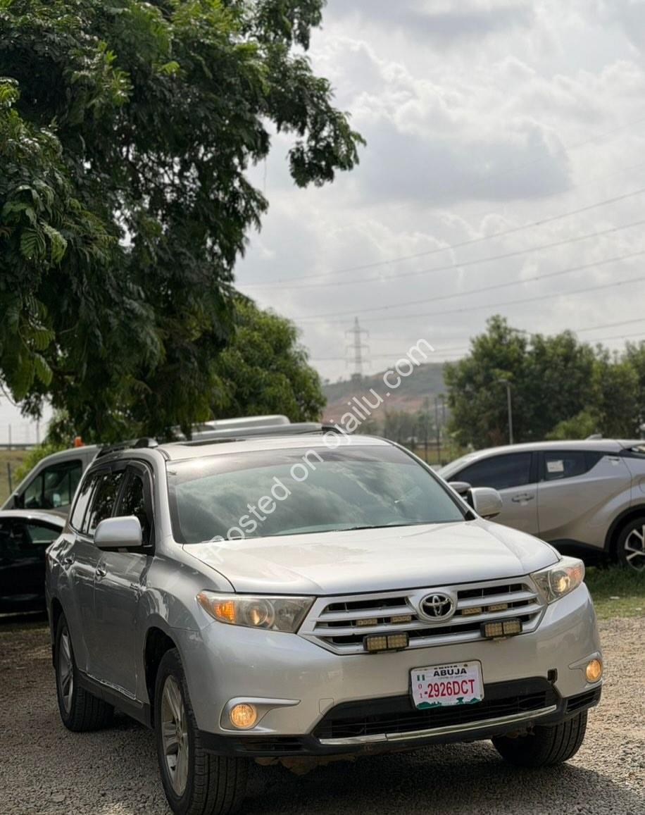 “Mint 2011 Toyota Highlander Limited: Keyless, Leather, Sunroof & More!”