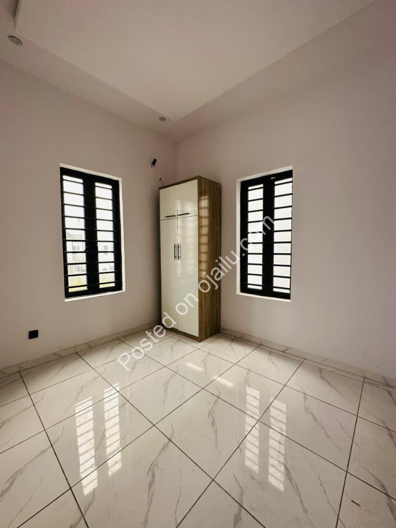 Elegant 5-Bedroom Haven with Pool & BQ in Ajah