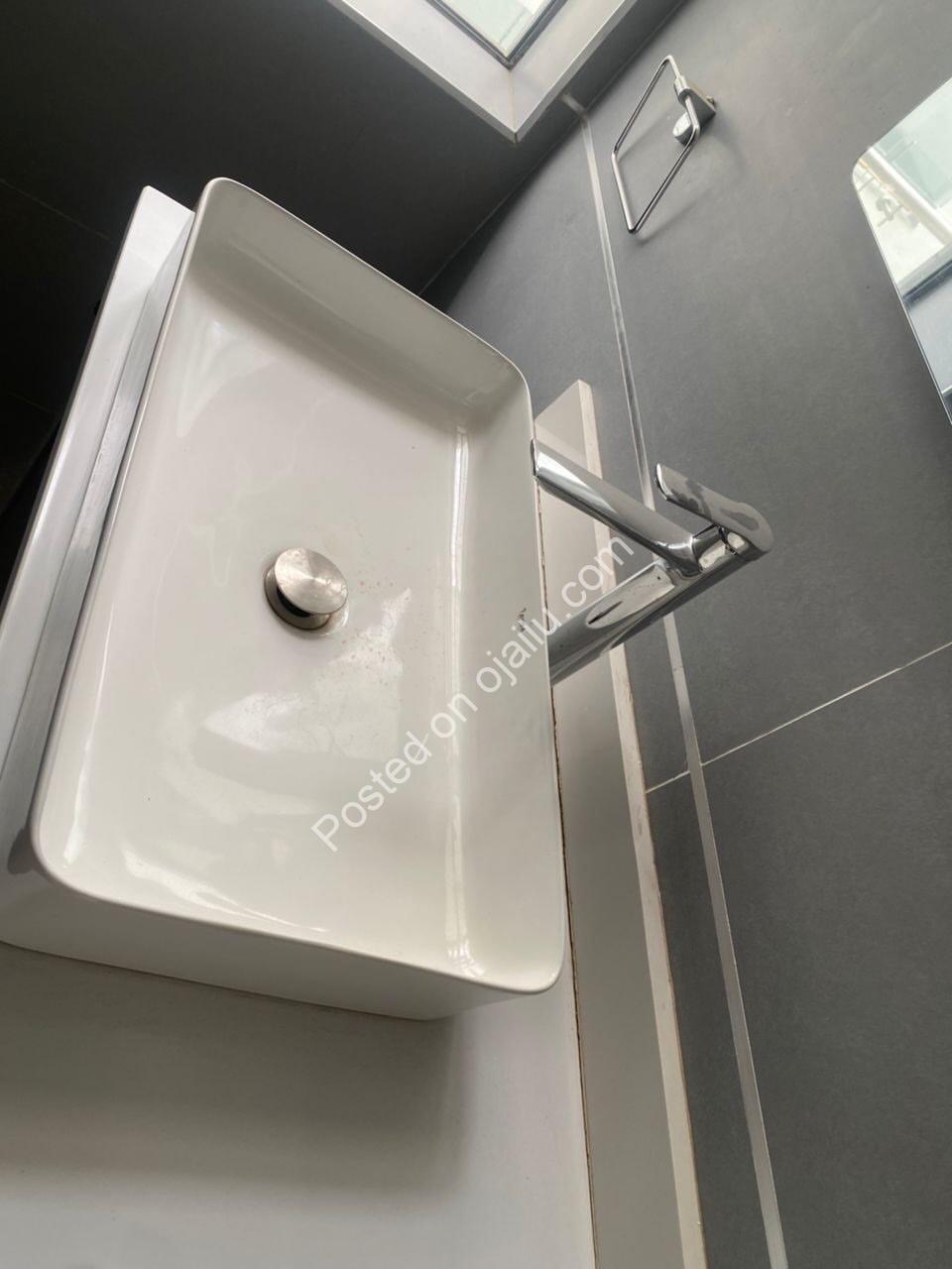 Chandelier-Luxe Mobile Suite: Barely Used, 3.5M